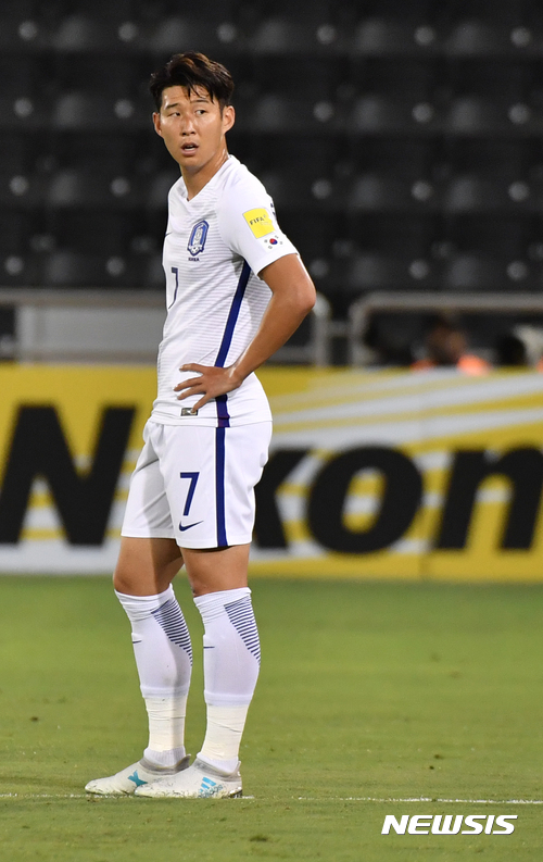 【도하(카타르)=뉴시스】고승민 기자 = 13일 오후(현지시각) 카타르 도하 자심 빈 하마드 스타디움에서 열린 '2018 러시아 월드컵 아시아 최종예선 A조 8차전' 대한민국 대 카타르 경기, 전반전 카타르에 골을 내 준 한국 선수들이 아쉬워하고 있다. 2017.06.14. kkssmm99@newsis.com