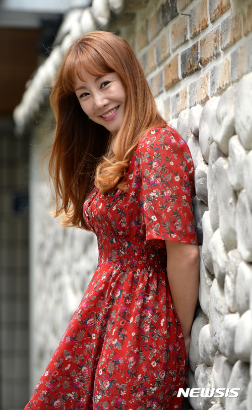 【서울=뉴시스】고범준 기자 = 브로드웨이 뮤지컬 '시스터 액트(SISTER ACT)'에서 아시아인 최초로 캐스팅된 배우 김소향이 12일 오후 서울 종로구의 한 음식점에서 뉴시스와 인터뷰를 마치고 포즈를 취하고 있다. 2017.06.14. bjko@newsis.com