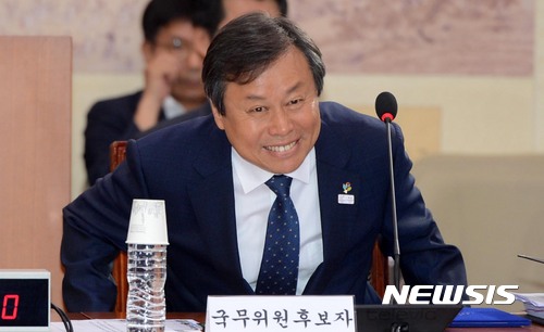 【서울=뉴시스】홍효식 기자 = 도종환 문화체육관광부 장관 후보자가 14일 오전 서울 여의도 국회에서 예정된 인사청문회에 참석해 자리에 앉으며 여당의원들과 인사하며 미소를 띄우고 있다. 이날 청문회는 자유한국당의 긴급 의총으로 인해 파행됐다. 2017.06.14. yesphoto@newsis.com