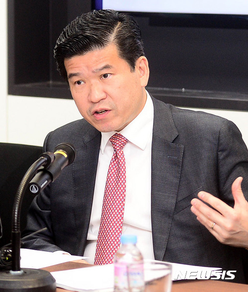 【서울=뉴시스】추상철 기자 =주한미국상공회의소(AMCHAM·암참)의 도어녹(Doorknock) 브리핑 기자회견이 열린 14일 오전 서울 영등포구 여의도 주한미국상공회의소 회의실에서 제임스 김 암참 회장이 발언하고 있다. 2017.06.14.scchoo@newsis.com