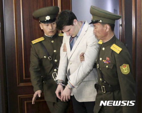  【 워싱턴 = AP/뉴시스】2016년 3월 16일 북한이 공개한 미국대학생 오토 웜비어(22)의 재판 직전 사진. 15년형을 받고 구금되어 있다가 2017년 6월 13일 혼수상태로 석방돼 귀국한 그가 18일 숨졌다.&nbsp; 트럼프 대통령은 유족들에게 애도를 표하면서 북한 정권을 "잔인한 정권"이라고 비난했다.2017.06.20