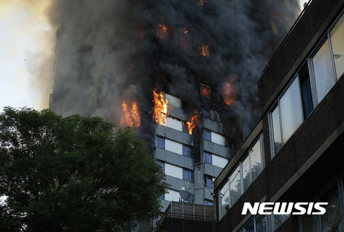 【런던=AP/뉴시스】14일(현지시간) 영국 런던 서부의 한 아파트에서 큰 불이 나 몇 시간째 진화되지 않고 있다. 2017.6.14.