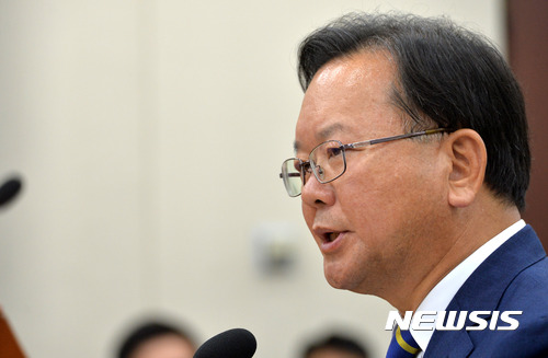 【서울=뉴시스】배훈식 기자 = 14일 오후 서울 여의도 국회 안전행정위원회 회의실에서 열린 행정자치부 장관 후보자 인사청문회에 참석한 김부겸 후보자가 의원 질의에 답변하고 있다. 2017.06.14. dahora83@newsis.com