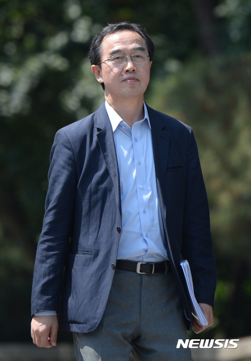 【서울=뉴시스】김진아 기자 = 조명균 통일부 장관 후보자가 14일 오후 서울 종로구 삼청동 남북회담본부에 마련된 청문회 준비 사무실로 출근하고 있다. 2017.06.14. bluesoda@newsis.com