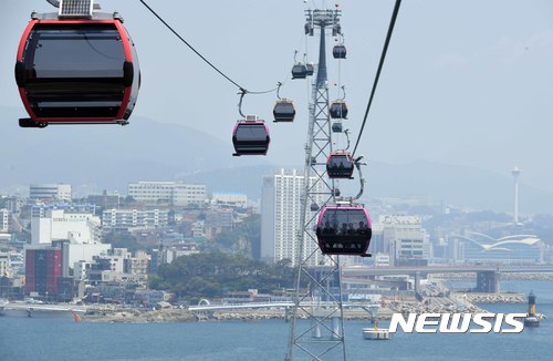 【부산=뉴시스】 부산 서구 송도해수욕장 앞바다에 설치된 송도해상케이블카.   이 케이블카는 송도해수욕장 동쪽 송림공원에서 바다를 가로질러 서쪽 암남공원까지 1.62㎞ 구간에서 운영된다. 2019.04.24.  photo@newsis.com