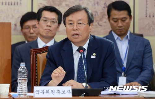 【서울=뉴시스】홍효식 기자 = 도종환 문화체육관광부 장관 후보자가 14일 오후 서울 여의도 국회에서 열린 인사청문회에서 의원들의 질의에 답하고 있다. 도 후보자는 국가보안법 폐지와 관련해 "무조건 찬성하지 않는다. 신중해야 된다"고 말했다. 2017.06.14. yesphoto@newsis.com