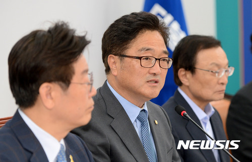 【서울=뉴시스】임태훈 기자 = 우원식 더불어민주당 원내대표가 14일 오후 서울 여의도 국회 원내대표회의실에서 열린 개성공단 피해기업 대표들과의 간담회에서 모두발언을 하고 있다. 2017.06.14. taehoonlim@newsis.com