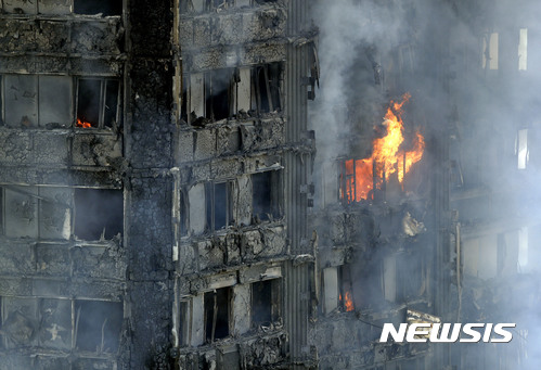 【런던=AP/뉴시스】영국 런던의 고층아파트에서 14일(현지시간) 발생한 대화재가 점차 수습되면서 처참한 모습을 드러내고 있다. 2017.06.14 
