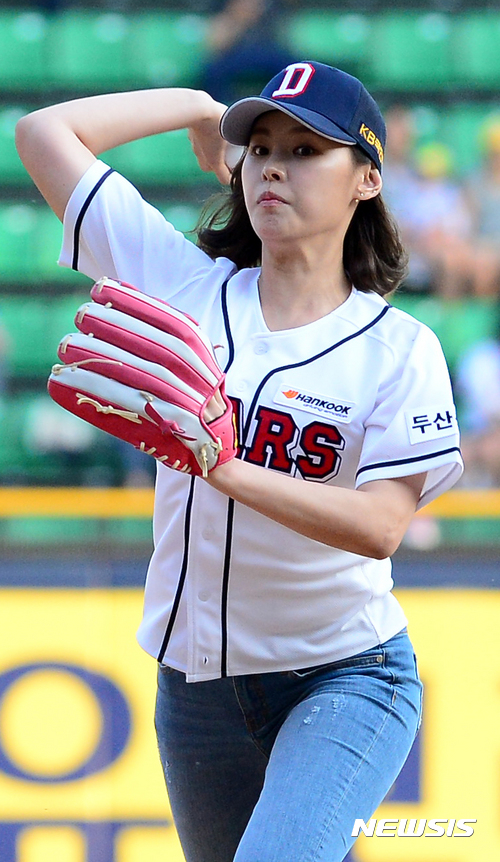 【서울=뉴시스】박주성 기자 = 14일 오후 서울 잠실야구장에서 열린 2017 KBO 리그 LG 트윈스 대 두산 베어스 경기 전 탤런트 구재이가 시구를 하고 있다. 2017.06.14. park7691@newsis.com