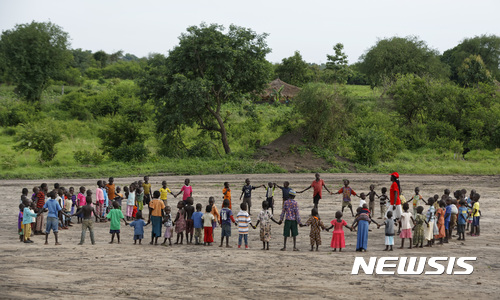 【비디비디=AP/뉴시스】우간다로 피난 온 남수단 어린이들이 7일 천막촌 내 유치원에서 손을 잡고 노래를 부르고 있다. 천막촌은 학교 시설은 물론 식량도 많이 부족하다. 2017. 6. 14.