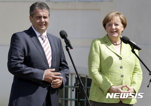 【그란제=AP/뉴시스】앙겔라 메르켈 독일 총리(오른쪽)와 지그마어 가브리엘 독일 부총리 겸 외무장관이 14일(현지시간) 그란제에서 공동 기자회견을 진행하고 있다. 2017.6.15.