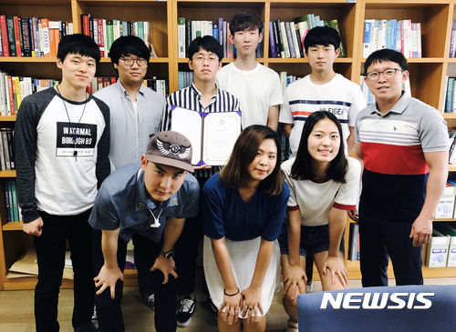 【경산=뉴시스】박준 기자 = 대구대학교sms 컴퓨터정보공학부 학생들로 구성된 '블루스크린' 팀이 VR(가상현실)을 기반으로 한 '실감형 모노스키 체험 시스템'을 개발했다고 15일 밝혔다. 사진은 VR(가상현실)을 기반으로 한 실감형 모노스키 체험 시스템을 개발한 대구대 '블루스크린' 팀 학생들과 김창훈 교수(맨 오른쪽)이다. 2017.06.15(사진=대구대 제공) photo@newsis.com