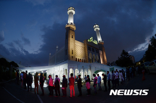 【서울=뉴시스】 조수정 기자 = 이슬람 서울중앙성원에서 무슬림들이 이프타르를 위해 줄서 기다리고 있다. chocrystal@newsis.com
