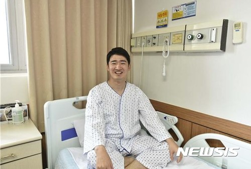 【대구=뉴시스】민경석 기자 = 15일 공군 제11전투비행단(11전비)에 따르면 송준희(30) 대위는 대구의 한 병원에서 백혈병 환자에게 조혈모세포(골수)를 기증했다.사진은 세포기증을 위해 병원에 입원한 송 대위가 웃고 있는 모습이다. 2017.06.15. (사진=공군 제공)<a href="mailto:photo@newsis.com">photo@newsis.com</a>