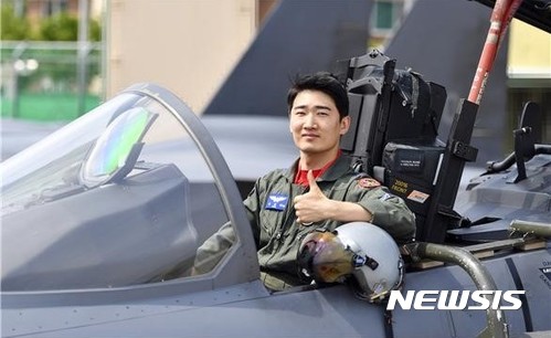 【대구=뉴시스】민경석 기자 = 15일 공군 제11전투비행단(11전비)에 따르면 송준희(30) 대위는 대구의 한 병원에서 백혈병 환자에게 조혈모세포(골수)를 기증했다. 사진은 F-15K 전투기에 탑승한 송 대위의 모습이다. 2017.06.15. (사진=공군 제공)photo@newsis.com