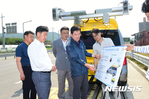 【의정부=뉴시스】배성윤 기자 = 김동근 경기도 행정2부지사가 15일 오후 남양주시 국지도 98호선에서 경기도가 전국 지자체 최초로 도입한 3D교차 레이저 방식 도로포장관리시스템(PMS:Pavement Management System) 조사차량에 대한 설명을 관계자들로 부터 듣고 있다. 2017.06.15.(사진=경기도 북부청 제공) photo@newsis.com