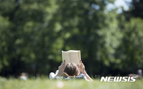 남은 추석 연휴, 읽을 만한 책들...대형서점 MD 추천 