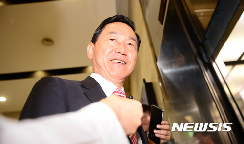 【서울=뉴시스】추상철 기자 =김상곤 사회부총리 후보자가 15일 오전 서울 영등포구 여의도 교육시설공제회관에 마련된 사무실로 출근하고 있다. 2017.06.15.scchoo@newsis.com