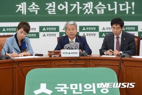 【서울=뉴시스】홍효식 기자 = 국민의당 김동철(가운데) 원내대표가 15일 오전 서울 여의도 국회에서 열린 제37차 원내정책회의에 참석해 모두발언을 하고 있다. 왼쪽부터 이언주 원내수석부대표, 김 원내대표, 이용호 정책위의장.&nbsp; 김 원내대표는 문재인 대통령에게 "대선 약속대로 강원도 고성 주민들과 개성공단 기업에 대한 피해보상 대책을 조속히 마련해야 한다"고 말했다. 2017.06.15.&nbsp; yesphoto@newsis.com 