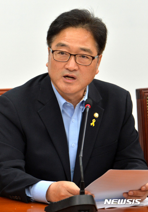 【서울=뉴시스】배훈식 기자 = 15일 오전 서울 여의도 국회 더불어민주당 원내대표 회의실에서 열린 전책조정회의에 참석한 우원식 원내대표가 모두발언하고 있다. 우 원내대표는 자유한국당은 문재인 대통령의 인사를 비판하기에 앞서 과거 퇴행적 정치행태를 반복하는 것은 아닌지 되돌아봐야 한다며 비판했다. 2017.06.15. dahora83@newsis.com