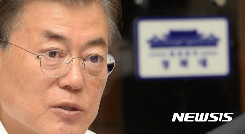 【서울=뉴시스】전진환 기자 = 문재인 대통령이 15일 오전 수석 보좌관회의가 열린 청와대 여민관 소회의실에서 모두발언을 하고 있다. 2017.06.15. amin2@newsis.com