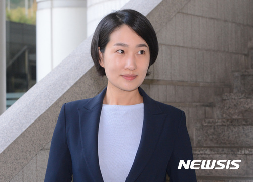 【서울=뉴시스】김선웅 기자 = 김수민 국민의당 의원이 15일 오전 서울 서초구 서울고등법원에서 열린 '국민의당 리베이트 사건' 항소심 선고 공판에서 무죄 선고를 받은 후 법원을 나서고 있다. 2017.06.15. mangusta@newsis.com