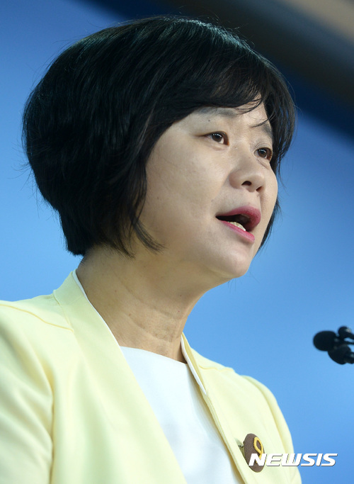 【서울=뉴시스】이영환 기자 = 정의당 이정미 의원이 15일 오전 서울 여의도 국회 정론관에서 당대표 출마선언 기자회견을 하고 있다. 2017.06.15. 20hwan@newsis.com