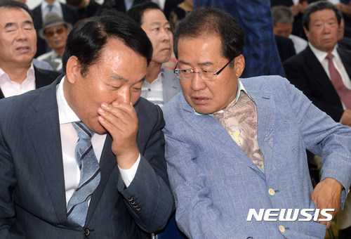 【서울=뉴시스】배훈식 기자 = 15일 오전 서울 여의도 자유한국당 서울시당 개소식에 참석한 홍준표(오른쪽) 전 경남지사가 염동열 사무총장과 대화하고 있다. 2017.06.15. dahora83@newsis.com
