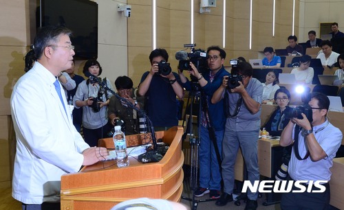 【서울=뉴시스】조성봉 기자 = 김연수 서울대학교병원 진료부원장이 15일 오후 서울 종로구 연건동 서울대학교병원에서 열린 ‘고 백남기 농민 사망 관련 긴급기자회견’에서 사망진단서에 대한 입장을 발표하고 있다. 이날 서울대병원은 기존 입장을 번복해 백씨의 사망진단서에 기재된 사망의 종류를 '외인사'로 수정하는 한편 외인사의 직접적인 원인도 경찰의 '물대포'라고 결론을 냈다. 2017.06.15. suncho21@newsis.com 