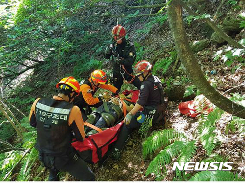 【인제=뉴시스】김경목 기자 = 강원 인제소방서 119구조대원들이 15일 오전 인제군 설악산 용아장성 암반지대 일명 개구멍바위에서 40ｍ 절벽 아래로 추락해 숨진 등산객(59)을 수습하고 있다. 2017.06.15. (사진=설악산국립공원사무소 제공) photo@newsis.com