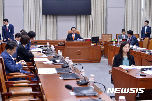 【서울=뉴시스】이영환 기자 = 15일 오후 서울 여의도 국회 운영위원회 회의실에서 이명수 위원장 주재로 제9차 정치발전 특별위원회 전체회의가 진행되고 있다. 2017.06.15. 20hwan@newsis.com