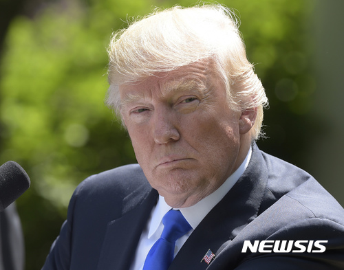 【워싱턴=AP/뉴시스】도널드 트럼프 미 대통령이 대통령물기록법을 위반했다는 혐의로 고소당했다고 미 공영 라디오 NPR이 22일 보도했다. 사진은 지난 9일 백악관 로즈가든에서 기자회견 중인 트럼프 대통령 모습. 2017.6.23