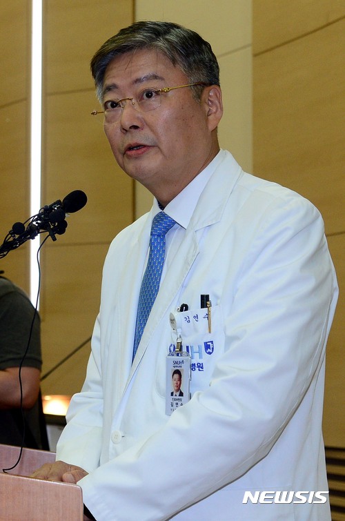 【서울=뉴시스】조성봉 기자 = 김연수 서울대학교병원 진료부원장이 15일 오후 서울 종로구 연건동 서울대학교병원에서 열린 ‘고 백남기 농민 사망 관련 긴급기자회견’에서 사망진단서에 대한 입장 발표를 하고 있다.&nbsp; 이날 서울대병원은 기존 입장을 번복해 백씨의 사망진단서에 기재된 사망의 종류를 '외인사'로 수정하는 한편 외인사의 직접적인 원인도 경찰의 '물대포'라고 결론을 냈다. 2017.06.15. suncho21@newsis.com