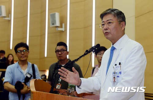 【서울=뉴시스】조성봉 기자 = 김연수 서울대학교병원 진료부원장이 15일 오후 서울 종로구 연건동 서울대학교병원에서 열린 ‘고 백남기 농민 사망 관련 긴급기자회견’에서 사망진단서에 대한 입장 발표를 하고 있다. 이날 서울대병원은 기존 입장을 번복해 백씨의 사망진단서에 기재된 사망의 종류를 '외인사'로 수정하는 한편 외인사의 직접적인 원인도 경찰의 '물대포'라고 결론을 냈다. 2017.06.15.suncho21@newsis.com