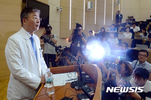 【서울=뉴시스】조성봉 기자 = 김연수 서울대학교병원 진료부원장이 15일 오후 서울 종로구 연건동 서울대학교병원에서 열린 ‘고 백남기 농민 사망 관련 긴급기자회견’에서 사망진단서에 대한 입장 발표를 하고 있다. 이날 서울대병원은 기존 입장을 번복해 백씨의 사망진단서에 기재된 사망의 종류를 '외인사'로 수정하는 한편 외인사의 직접적인 원인도 경찰의 '물대포'라고 결론을 냈다. 2017.06.15.suncho21@newsis.com