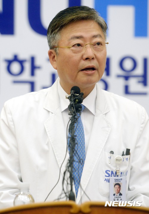 【서울=뉴시스】조성봉 기자 = 김연수 서울대학교병원 진료부원장이 15일 오후 서울 종로구 연건동 서울대학교병원에서 열린 ‘고 백남기 농민 사망 관련 긴급기자회견’에서 사망진단서에 대한 입장 발표를 하고 있다. 이날 서울대병원은 기존 입장을 번복해 백씨의 사망진단서에 기재된 사망의 종류를 '외인사'로 수정하는 한편 외인사의 직접적인 원인도 경찰의 '물대포'라고 결론을 냈다. 2017.06.15.suncho21@newsis.com