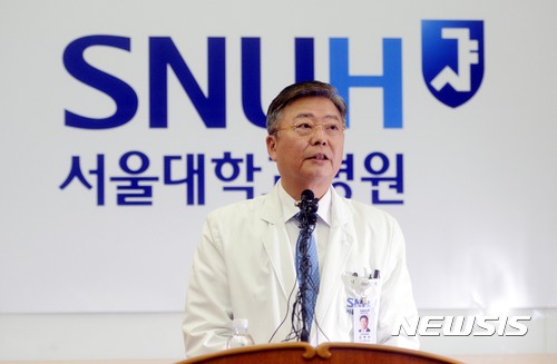 【서울=뉴시스】조성봉 기자 = 김연수 서울대학교병원 진료부원장이 15일 오후 서울 종로구 연건동 서울대학교병원에서 열린 ‘고 백남기 농민 사망 관련 긴급기자회견’에서 사망진단서에 대한 입장 발표를 하고 있다. 이날 서울대병원은 기존 입장을 번복해 백씨의 사망진단서에 기재된 사망의 종류를 '외인사'로 수정하는 한편 외인사의 직접적인 원인도 경찰의 '물대포'라고 결론을 냈다. 2017.06.15.suncho21@newsis.com