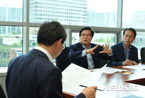 【장성=뉴시스】이창우 기자 = 전남 장성군은 국정기획자문위원회가 19일 대국민 발표를 통해 '국립심혈관센터 장성 설립'과 노령산맥권 휴양·유벨트' 사업을 포함한 100대 국정운영 과제를 공개했다고 밝혔다. 사진은 지난달 15일 유두석 전남 장성군수(가운데)가 김성주 국정기획자문위원회 자문단장과 만난 자리에서 문재인 대통령의 대선 공약인 국립심혈관센터 장성 설립이 국정운영 5개년 계획에 포함될 수 있도록 노력해달라고 건의하고 있는 모습. 2017.07.19 (사진=장성군 제공) lcw@newsis.com