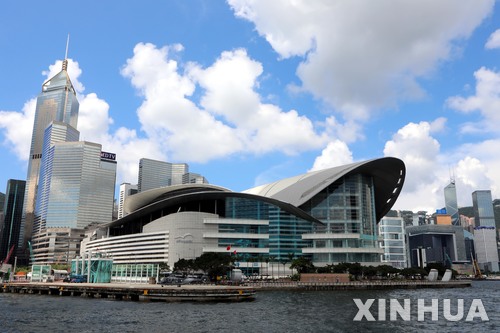 홍콩금융관리국(중앙은행)은 22일 은행에 대한 융자 기준금리를 0.25% 포인트(25bp) 올려 2.0%로 설정했다. 이는 미국 연방준비제도(Fed 연준)가 전날 연방공개시장위원회(FOMC)를 통해 연방 기준금리(FF)를 0.25% 포인트 인상한데 연동한 조치이다.