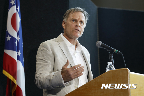 【신시내티=AP/뉴시스】혼수상태로 북한에서 18개월만에 석방된 오토 웜비어(22)의 아버지 프레드는 신시내티의 와이오밍 고등학교에서 기자회견을 열고 있다. 신시내티대학병원측은 오토 웜비어가 심각한 신경 손상을 입었다고 밝힌 가운데 프레드 웜비어는 북한 정권을 강력히 비난했다. 2017.06.16 