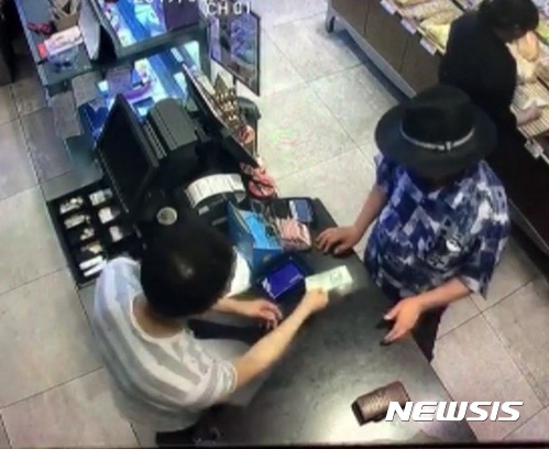 【전주=뉴시스】강인 기자 = 지난달 7일 전북 전주 한옥마을 인근 한 빵집에서 60대 남성이 다른 사람 신용카드로 100만원을 결제한 뒤 30만원을 빌려가는 모습이다. 2017.06.15. (사진 = 폐쇄회로(CC)TV 화면 캡처)kir1231@newsis.com