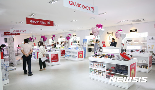 【대구=뉴시스】우종록 기자 = 16일 오전 대구 중구 대신동 서문시장에 외국인 관광객 상대로 면세 혜택을 부여하는 사후면세점 ‘디몰(D-mall)'이 문을 열었다. ‘디몰’은 지난해 대형 불이 난 서문시장 4지구 옆 명품플라자 3층에 위치하며 내국인도 회원제를 통해 할인 혜택을 받을 수 있다. 2017.06.16.&nbsp; <a href="mailto:wjr@newsis.com">wjr@newsis.com</a>