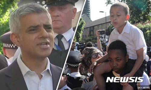 【서울=뉴시스】15일(현지시간) 영국 런던의 그렌펠타워 화재 현장에서 7세 소년이 사디크 칸 런던 시장을 향해 질문을 던지고 있다. <출처: 더 선의 스카이뉴스 캡쳐> 2017.6.16.