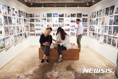 【서울=뉴시스】 '달램-안성진X윤종신' 사진전. 2017.06.16. (사진 =월간 윤종신&테오 제공) photo@newsis.com