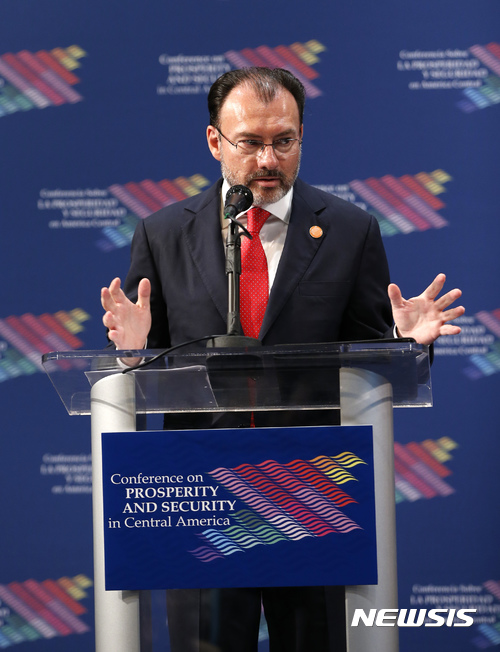 【마이애미(미 플로리다주)=AP/뉴시스】루이스 비데가레이 멕시코 외무장관이 지난 6월15일 미 플로리다주 마이애미에서 열린 중미 지역의 번영과 안보 회의에서 연설하고 있다. 비데가레이 장관은 일본 NHK와의 인터뷰에서 오는 16일 시작되는 북미자유무역협정(NAFTA0 재협상 결과가 멕시코에 불리하게 되면 NAFTA 탈퇴도 불사할 것이라고 밝혔다. 2017.8.4