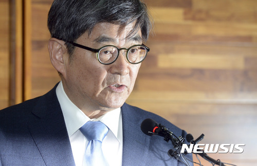 【서울=뉴시스】최동준 기자 = 안경환 전 법무부 장관 후보자가 지난해 6월16일 서울 서초구 법률구조공단에서 기자회견을 열어 과거 강제 혼인신고, 여성비하적 발언 등 논란에 대해 사죄하고 있다. 2017.06.16. photocdj@newsis.com