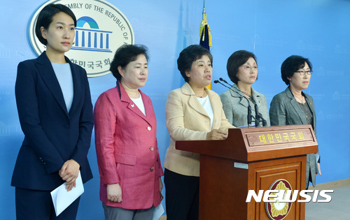 【서울=뉴시스】이영환 기자 = 16일 오후 서울 여의도 국회 정론관에서 국민의당 김수민(왼쪽부터) 의원, 신용현 여성위원장, 조배숙 의원, 장정숙 의원, 김삼화 사무총장이 안경환 법무부 장관 후보자의 여성비하 표현 등을 규탄하는 기자회견을 하고 있다. 2017.06.16. 20hwan@newsis.com