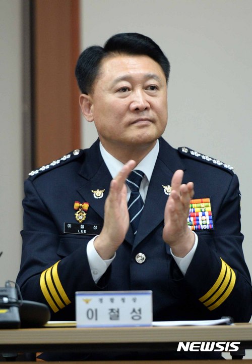 【서울=뉴시스】고범준 기자 = 이철성 경찰청장이 16일 오후 서울 서대문구 경찰청 대청마루에서 열린 경찰개혁위원회 발족식에서 참석자들 소개에 박수를 치고 있다. 2017.06.16. bjko@newsis.com