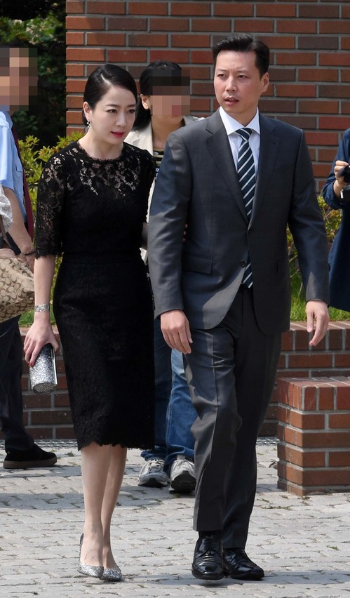 【서울=뉴시스】 노현정 전 KBS 아나운서(왼쪽)와 남편 정대선 현대비에스앤씨 사장이 16일 서울 명동성당에서 열린 정몽준 아산재단 이사장의 장녀 정남이 아산나눔재단 상임이사 결혼식에 참석하고 있다. 2017.06.16.&nbsp; photo@newsis.com
