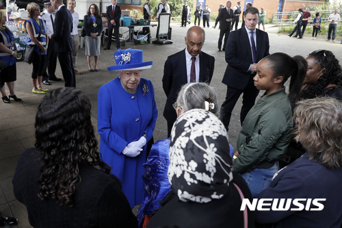 【런던=AP/뉴시스】엘리자베스 영국 여왕이 16일 대화재가 난 런던 웨스트의 그렌펠 아파트 인근 스포츠센터에 차려진 구호 센터를 찾아 피해 주민 및 자원봉사자들과 이야기하고 있다. 뒤쪽에 윌리엄 왕자가 사람들을 만나고 있다. 2017. 6. 16.&nbsp; 